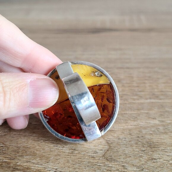 Oversized round sterling silver ring with 2 colors of Baltic Amber stone. Size 9 - Picture 5 of 16